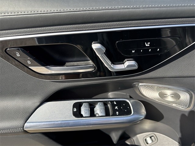 Mercedes-Benz GLC Vehicle Full-screen Gallery Image 29