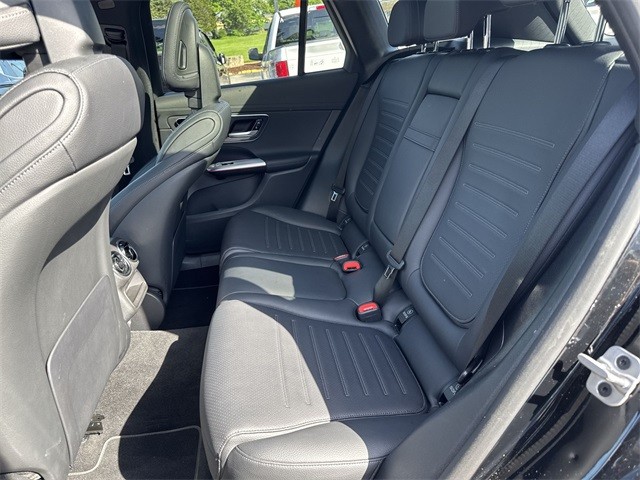 Mercedes-Benz GLC Vehicle Full-screen Gallery Image 31