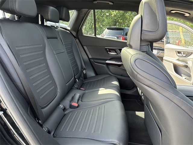 Mercedes-Benz GLC Vehicle Full-screen Gallery Image 33