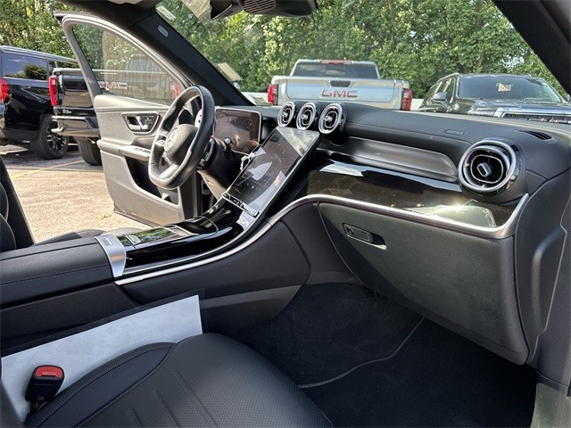Mercedes-Benz GLC Vehicle Full-screen Gallery Image 35