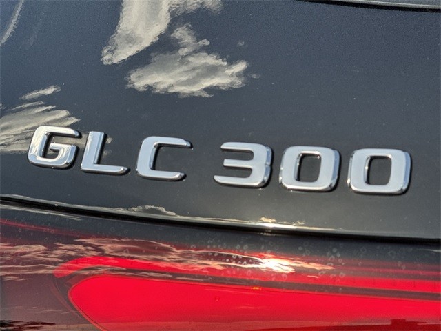 Mercedes-Benz GLC Vehicle Full-screen Gallery Image 38