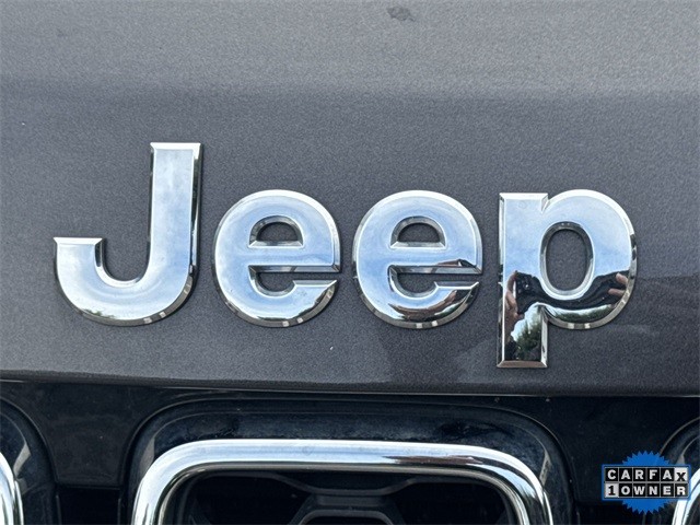 Jeep Grand Cherokee Vehicle Full-screen Gallery Image 33