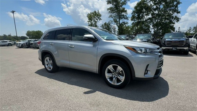 Toyota Highlander Vehicle Full-screen Gallery Image 02