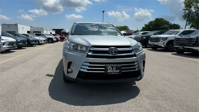 Toyota Highlander Vehicle Full-screen Gallery Image 03