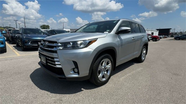 Toyota Highlander Vehicle Full-screen Gallery Image 05