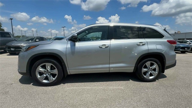 Toyota Highlander Vehicle Full-screen Gallery Image 06