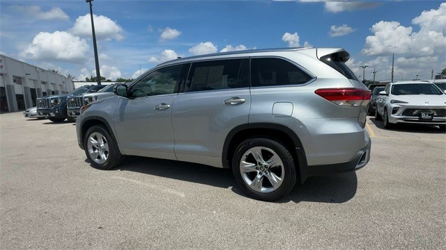 Toyota Highlander Vehicle Full-screen Gallery Image 07