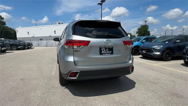 Toyota Highlander Vehicle Full-screen Gallery Image 09