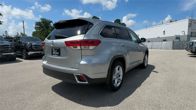 Toyota Highlander Vehicle Full-screen Gallery Image 10
