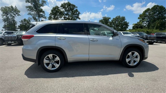 Toyota Highlander Vehicle Full-screen Gallery Image 11