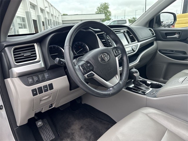 Toyota Highlander Vehicle Full-screen Gallery Image 13