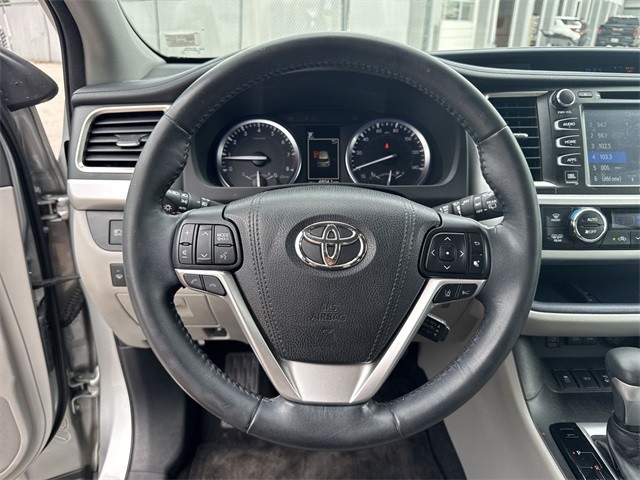 Toyota Highlander Vehicle Full-screen Gallery Image 14