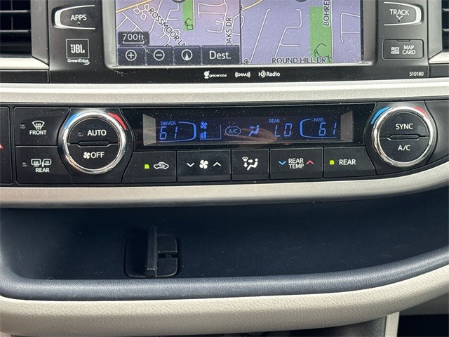 Toyota Highlander Vehicle Full-screen Gallery Image 22