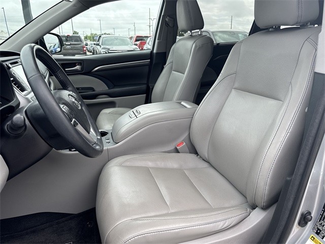Toyota Highlander Vehicle Full-screen Gallery Image 24