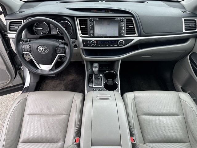Toyota Highlander Vehicle Full-screen Gallery Image 25