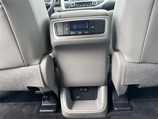 Toyota Highlander Vehicle Full-screen Gallery Image 26