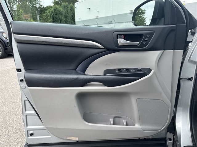 Toyota Highlander Vehicle Full-screen Gallery Image 27