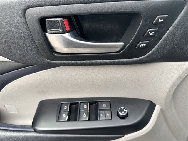 Toyota Highlander Vehicle Full-screen Gallery Image 28