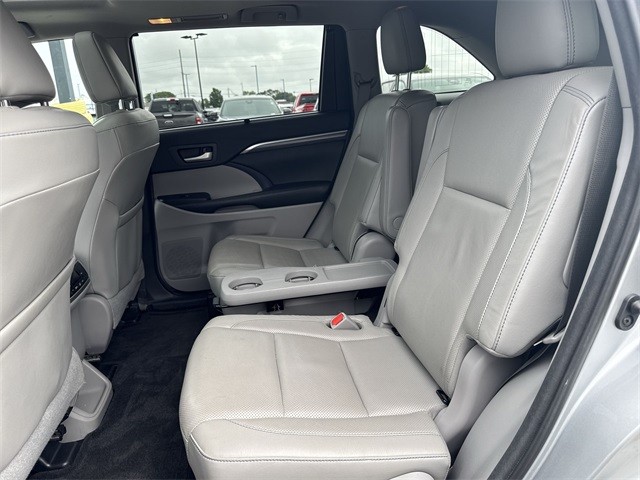 Toyota Highlander Vehicle Full-screen Gallery Image 29