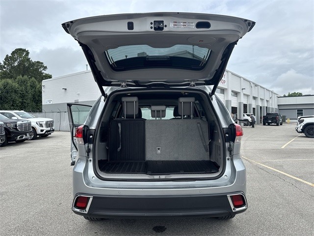 Toyota Highlander Vehicle Full-screen Gallery Image 30