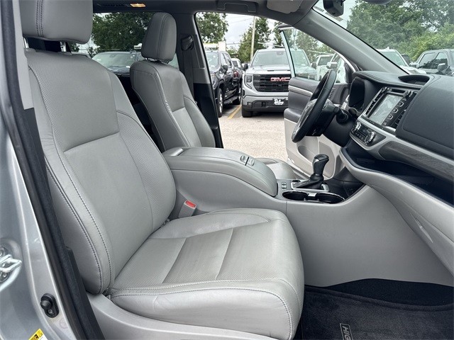 Toyota Highlander Vehicle Full-screen Gallery Image 32