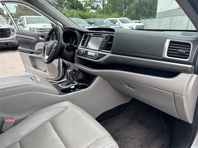 Toyota Highlander Vehicle Full-screen Gallery Image 33