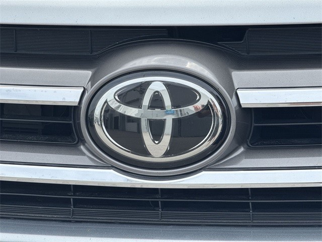 Toyota Highlander Vehicle Full-screen Gallery Image 35