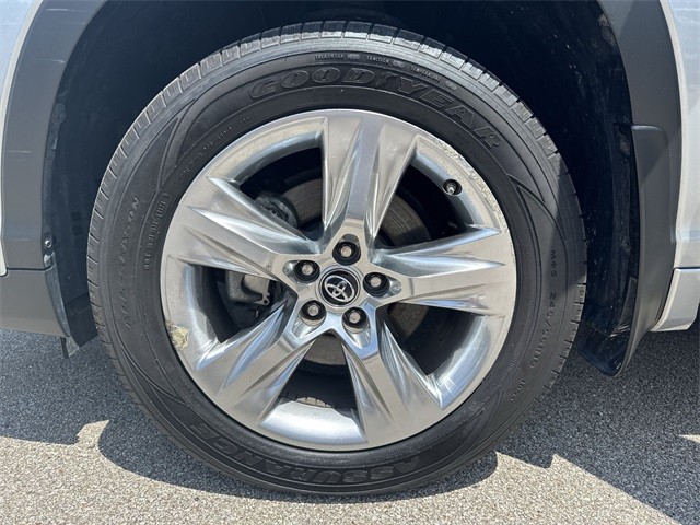 Toyota Highlander Vehicle Full-screen Gallery Image 37