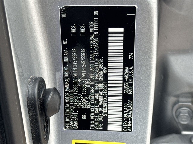 Toyota Highlander Vehicle Full-screen Gallery Image 38
