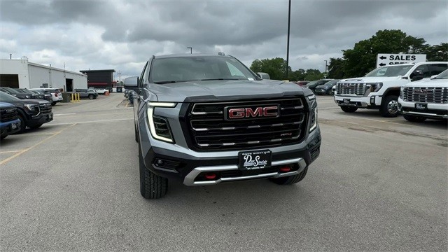 GMC Yukon XL Vehicle Full-screen Gallery Image 03