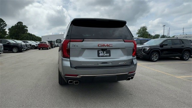 GMC Yukon XL Vehicle Full-screen Gallery Image 07