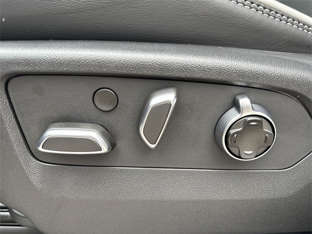 GMC Yukon XL Vehicle Full-screen Gallery Image 12