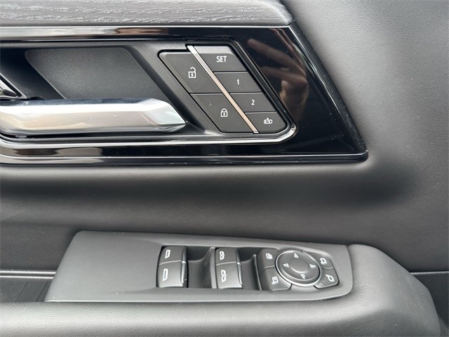 GMC Yukon XL Vehicle Full-screen Gallery Image 13