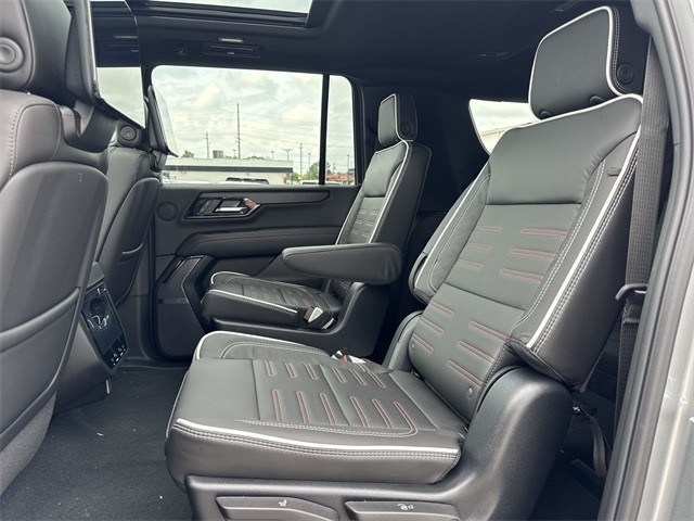 GMC Yukon XL Vehicle Full-screen Gallery Image 23