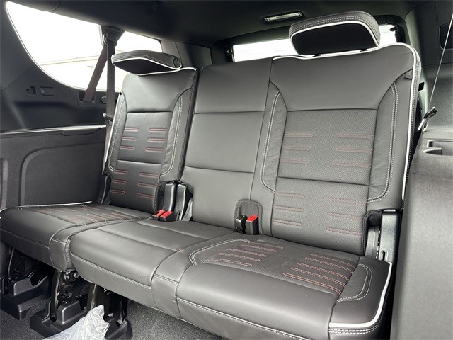 GMC Yukon XL Vehicle Full-screen Gallery Image 24