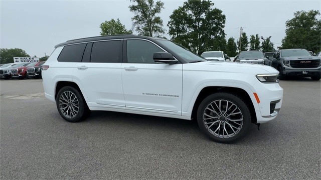 Jeep Grand Cherokee L Vehicle Full-screen Gallery Image 02