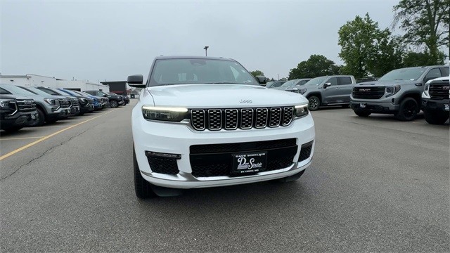 Jeep Grand Cherokee L Vehicle Full-screen Gallery Image 03
