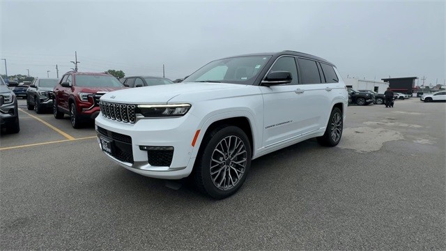 Jeep Grand Cherokee L Vehicle Full-screen Gallery Image 05