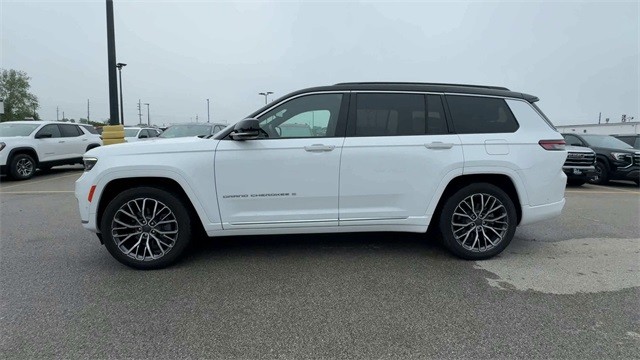 Jeep Grand Cherokee L Vehicle Full-screen Gallery Image 06