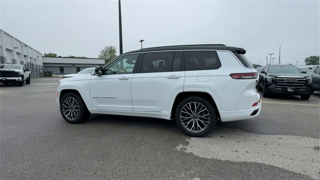 Jeep Grand Cherokee L Vehicle Full-screen Gallery Image 07