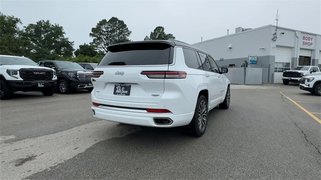 Jeep Grand Cherokee L Vehicle Full-screen Gallery Image 10