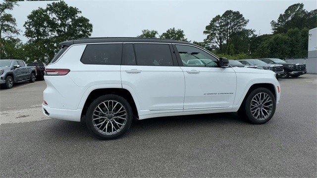 Jeep Grand Cherokee L Vehicle Full-screen Gallery Image 11