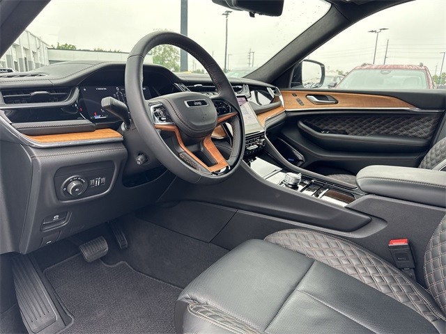 Jeep Grand Cherokee L Vehicle Full-screen Gallery Image 13