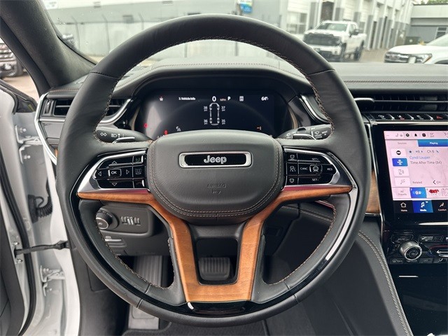 Jeep Grand Cherokee L Vehicle Full-screen Gallery Image 14