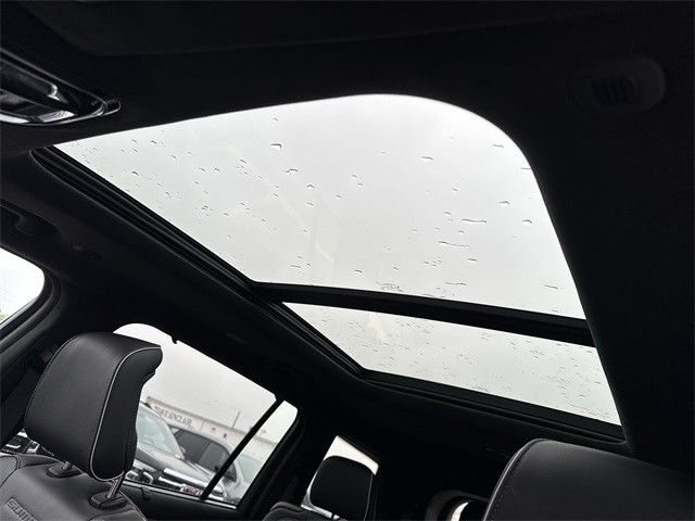 Jeep Grand Cherokee L Vehicle Full-screen Gallery Image 23