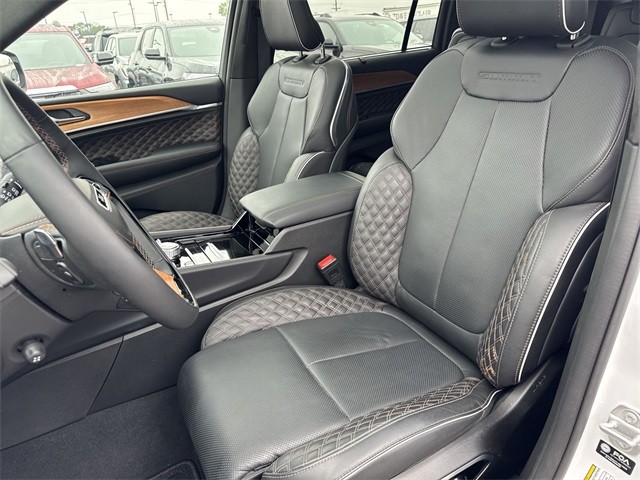 Jeep Grand Cherokee L Vehicle Full-screen Gallery Image 24