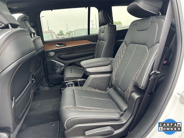 Jeep Grand Cherokee L Vehicle Full-screen Gallery Image 30