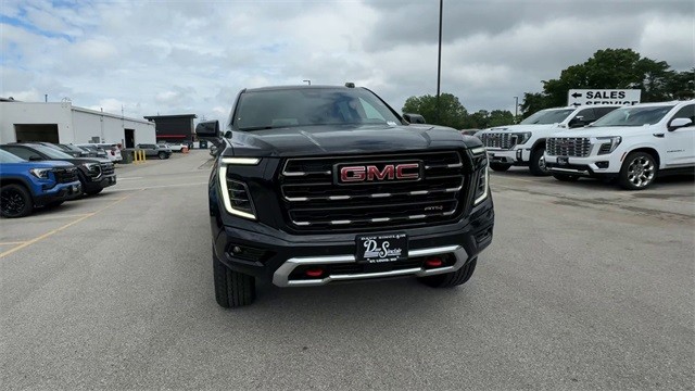 GMC Yukon XL Vehicle Full-screen Gallery Image 03