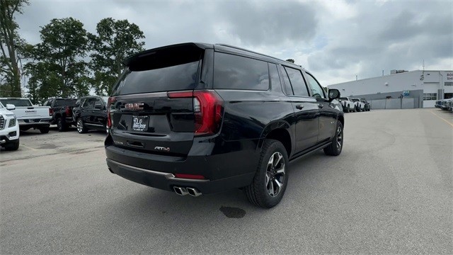 GMC Yukon XL Vehicle Full-screen Gallery Image 08