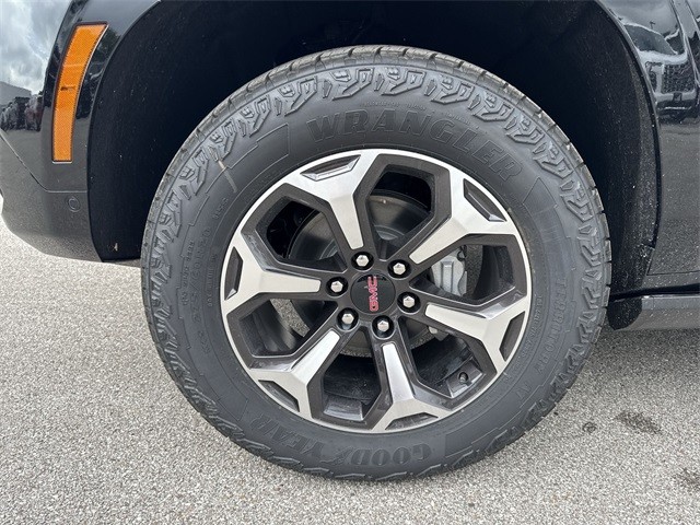 GMC Yukon XL Vehicle Full-screen Gallery Image 10